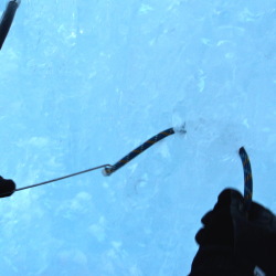 Abalakow: Aggancia il cordino con l'apposito uncino e trascinalo fuori dal foro Abalakow: Aggancia il cordino con l'apposito uncino e trascinalo fuori dal foro